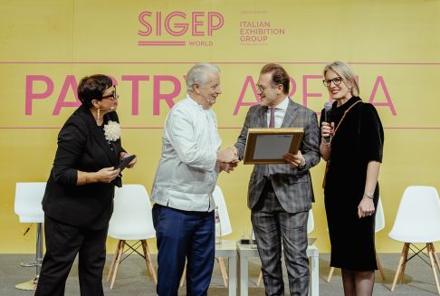 Tecnoarredamenti premiata da Iginio Massari al Sigep